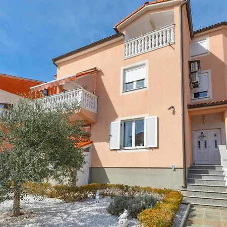 Apartament Gorgeous In With Kitchen Pula