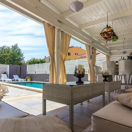 Appartamento Gorgeous In With Kitchen Pola